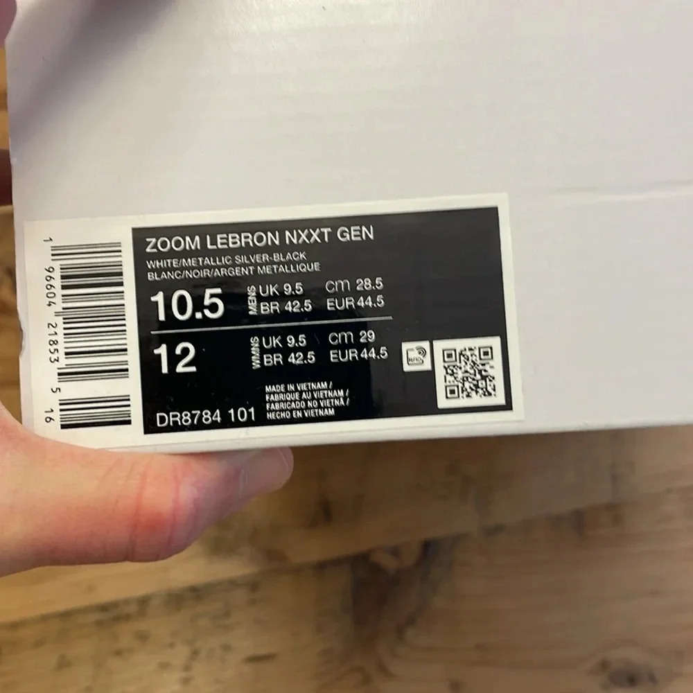 Lebron Air Zoom 10.5 - Picture 4 of 10